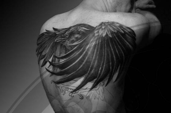 Tatouage d'un corbeau dans le dos