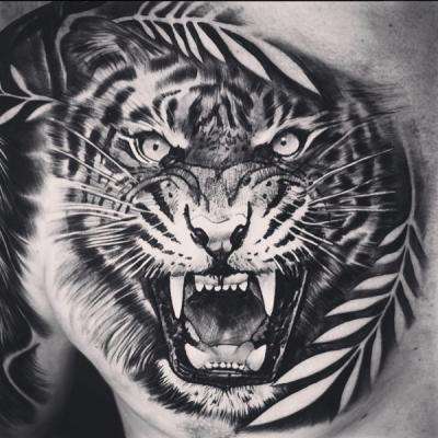Tatouage réaliste Tigre black work : Bocina tattoo Beauchamp