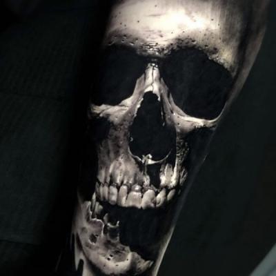 Tatoo style réaliste s'un crâne black and grey par Bocina Tattoo 