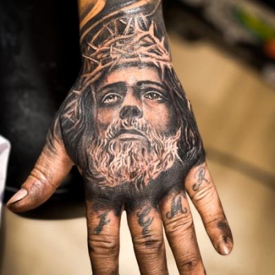 Le tatouage religieux, souvent lourd de sens , de croyances et de souvenirs 