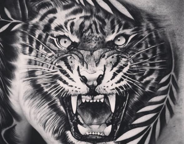 Tatouage réaliste Tigre black work : Bocina tattoo Beauchamp