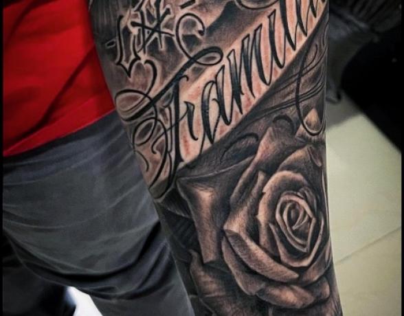 Tattoo Black work Réaliste Des Roses: Bocina tattoo Beauchamp