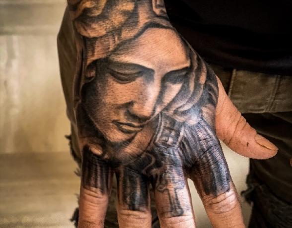 Le tatouage religieux, souvent lourd de sens , de croyances et de souvenirs 