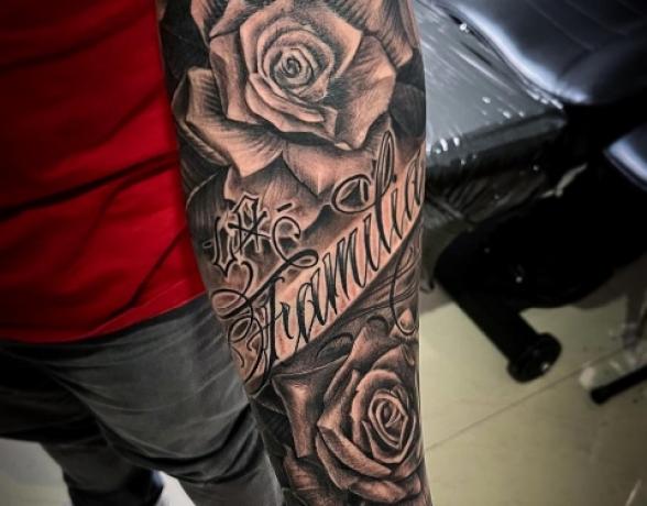 Tattoo Black work Réaliste Des Roses: Bocina tattoo Beauchamp